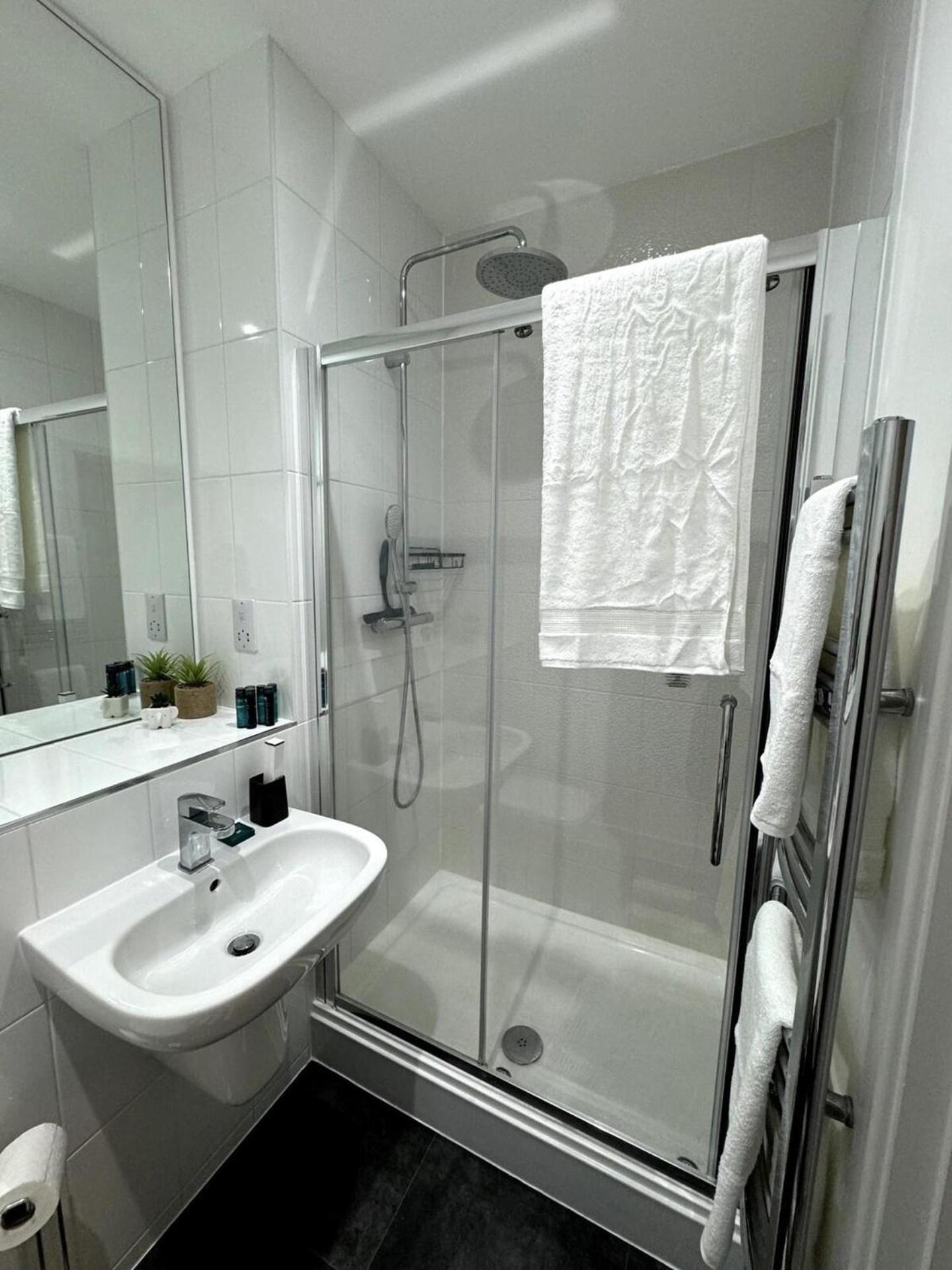 Cozy Bracknell Apartment With Modern Amenities Екстер'єр фото